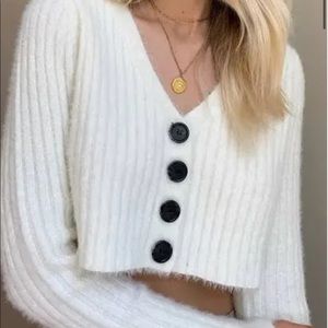 UO Rochelle Fuzzy Cropped Cardigan

Color: Ivory

Size: L